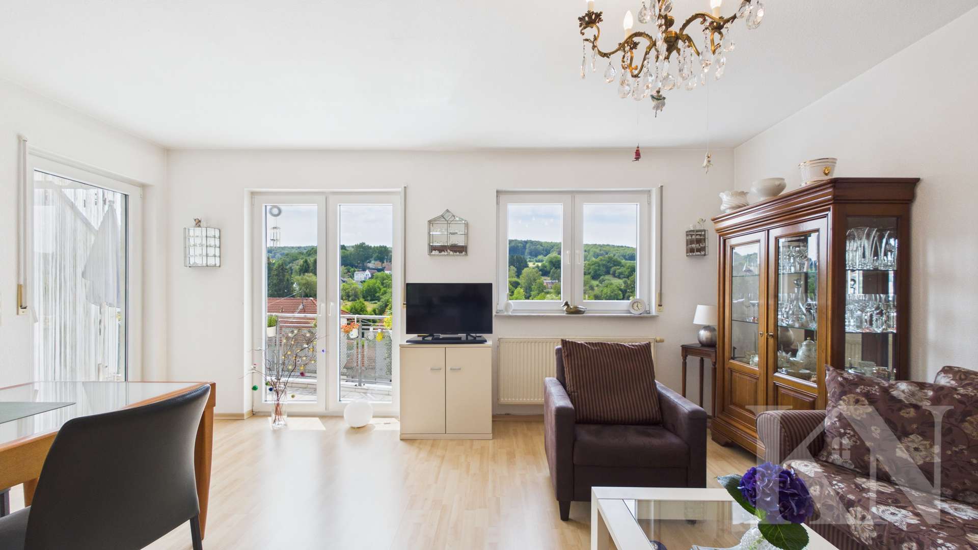 Wohnzimmer - Gepflegte Eigentumswohnung mit Fernblick und Balkon in Saarbrücken-Eschringen