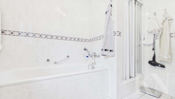 Badezimmer - Gepflegte Eigentumswohnung mit Fernblick und Balkon in Saarbrücken-Eschringen