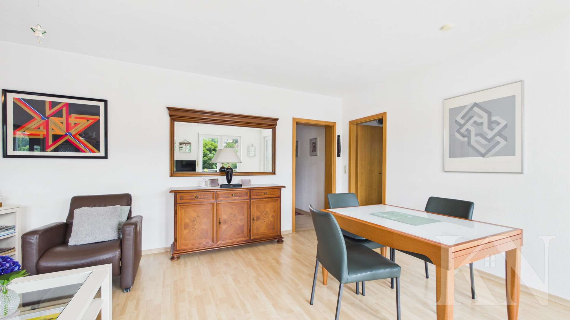 Wohnzimmer - Gepflegte Eigentumswohnung mit Fernblick und Balkon in Saarbrücken-Eschringen