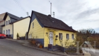 Front - Freistehendes Einfamilienhaus mit viel Charakter – Ruhige Lage & wohnliches Ambiente