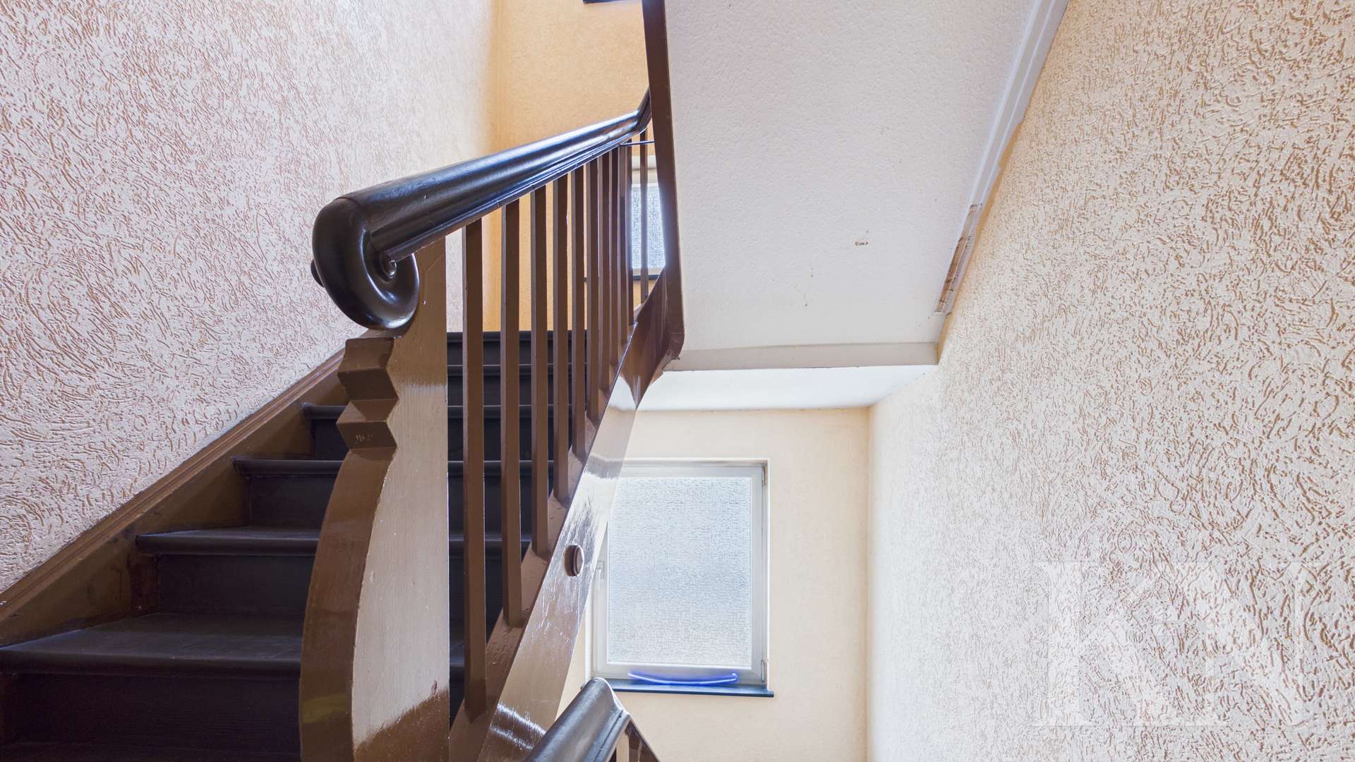 Treppenhaus - Wohnen, vermieten oder Mehrgenerationenwohnen – Dreifamilienhaus in Saarbrücken