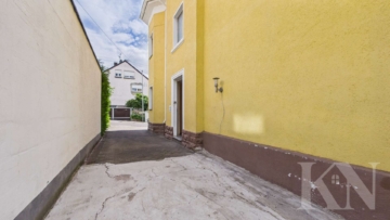 Einfahrt - Wohnen, vermieten oder Mehrgenerationenwohnen – Dreifamilienhaus in Saarbrücken