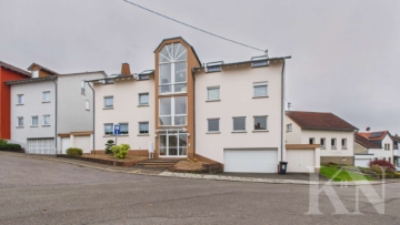 Front - Ruhig gelegen & mit Weitblick: 4-ZKB-Mietwohnung mit Terrasse in Riegelsberg!