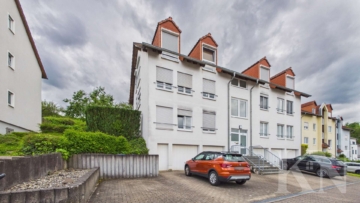 Vorderansicht - Wohnen in Riegelsberg – Gepflegte Dachgeschosswohnung mit Balkon