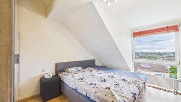 Schlafzimmer - Wohnen in Riegelsberg – Gepflegte Dachgeschosswohnung mit Balkon