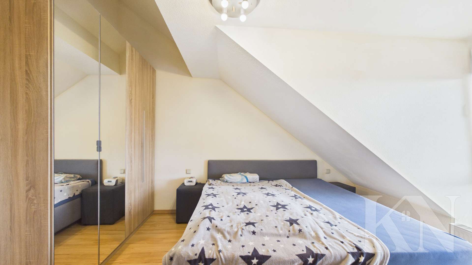 Schlafzimmer - Wohnen in Riegelsberg – Gepflegte Dachgeschosswohnung mit Balkon