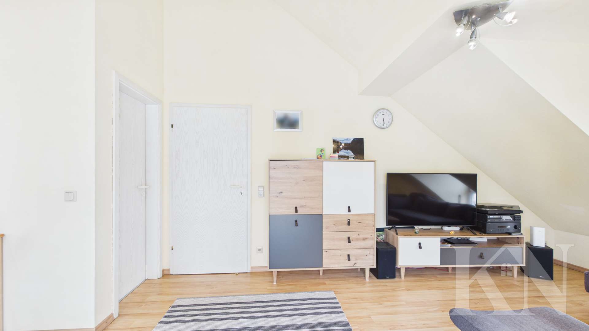 Wohnbereich - Wohnen in Riegelsberg – Gepflegte Dachgeschosswohnung mit Balkon