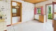 Küche mit angrenzendem Esszimmer - Einfamilienhaus mit Garten & Carport in ruhiger Lage von St. Ingbert