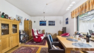 Wohnzimmer - Kapitalanlage oder Eigenheim – barrierearme Wohnung mit Terrasse & Garage in Riegelsberg!