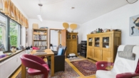 Wohnzimmer - Kapitalanlage oder Eigenheim – barrierearme Wohnung mit Terrasse & Garage in Riegelsberg!
