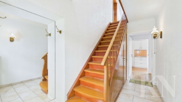 Eingangsbereich / Treppe - Familienfreundliche Doppelhaushälfte mit Garten, Keller und Ausbaumöglichkeit in Heusweiler!