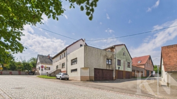 Seitenansicht / Garagen - Mehrfamilienhaus mit großem Potenzial in Gersheim – PV-Anlage und separate Scheune