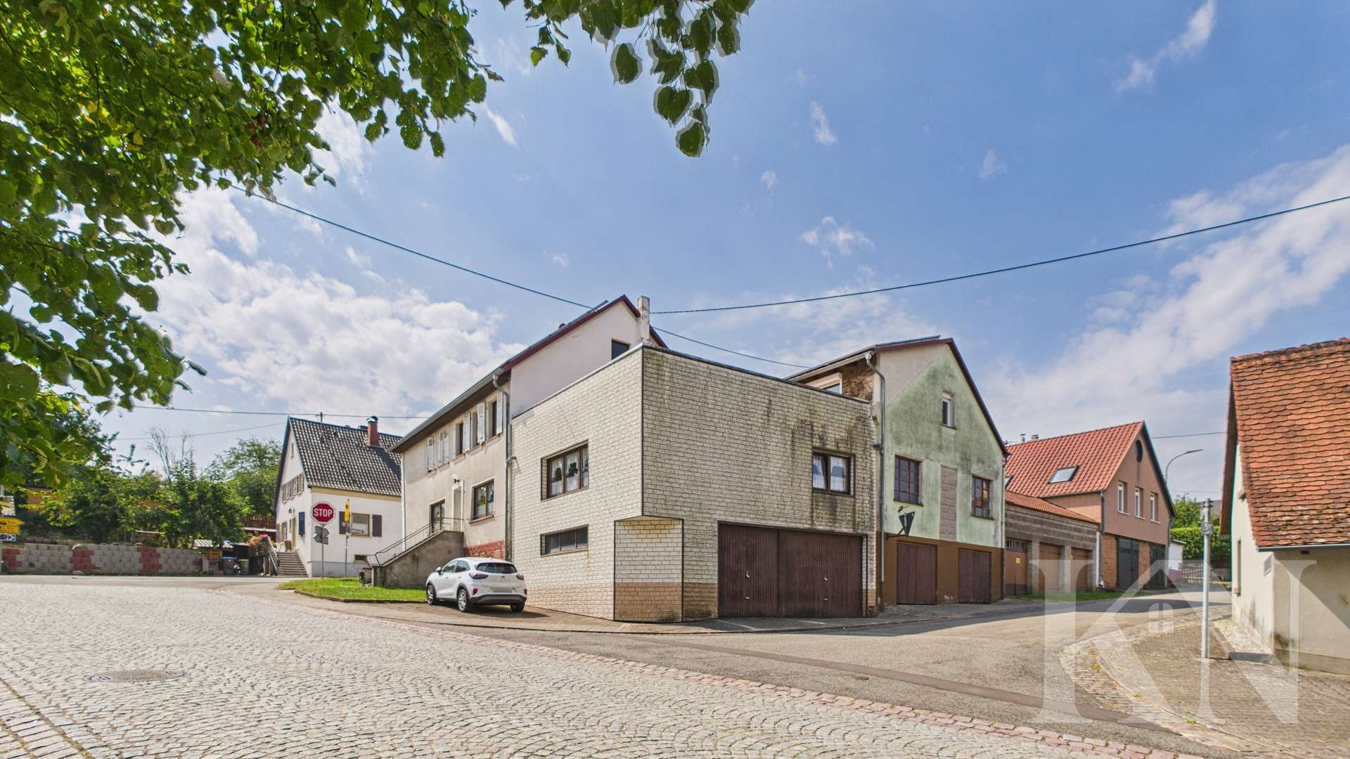 Seitenansicht / Garagen - Mehrfamilienhaus mit großem Potenzial in Gersheim – PV-Anlage und separate Scheune