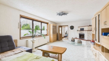 Wohnzimmer - Mehrfamilienhaus mit großem Potenzial in Gersheim – PV-Anlage und separate Scheune