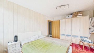 Schlafzimmer 1.OG - Mehrfamilienhaus mit großem Potenzial in Gersheim – PV-Anlage und separate Scheune