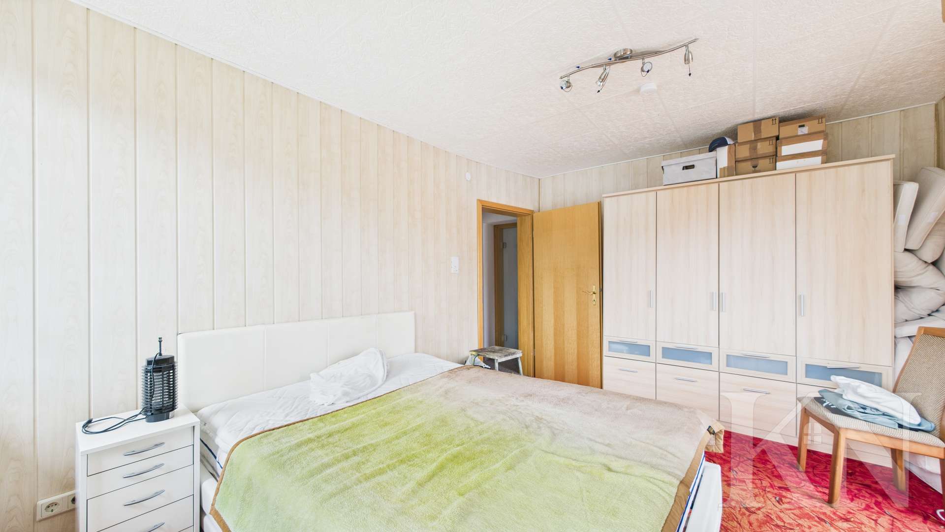Schlafzimmer 1.OG - Mehrfamilienhaus mit großem Potenzial in Gersheim – PV-Anlage und separate Scheune