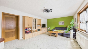 Wohnzimmer - Mehrfamilienhaus mit großem Potenzial in Gersheim – PV-Anlage und separate Scheune