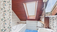 Dachgeschoss Badezimmer - Zentrale Stadtlage: Vielseitiges Mehrfamilienhaus mit Arztpraxis!
