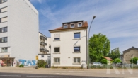 Hausansicht - Zentrale Stadtlage: Vielseitiges Mehrfamilienhaus mit Arztpraxis!