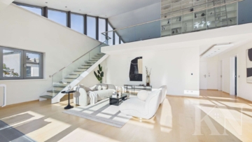 Wohnzimmer Blick zum Eingangsbereich - Exklusives Penthouse mit Galerie & Fernblick – Wohnen auf höchstem Niveau auf dem Triller!