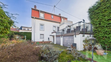 Seitenansicht / Garagen - Vielseitiges Ein- bis Zweifamilienhaus in Saarbrücken-Güdingen!