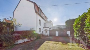 Seitenansicht / Garagen - Vielseitiges Ein- bis Zweifamilienhaus in Saarbrücken-Güdingen!