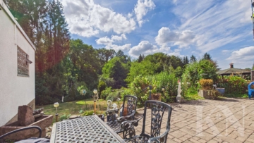 Terrasse - Wohnen am Waldrand – großzügiges Zweifamilienhaus in ruhiger Sackgassenlage