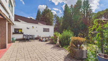 Terrasse - Wohnen am Waldrand – großzügiges Zweifamilienhaus in ruhiger Sackgassenlage
