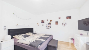 Schlafzimmer EG - Freistehendes Mehrfamilienhaus auf ca. 1.500 m² Grundstück in Saarbrücken-Klarenthal