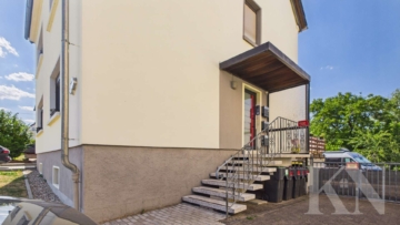 Hauseingang - Freistehendes Mehrfamilienhaus auf ca. 1.500 m² Grundstück in Saarbrücken-Klarenthal