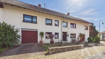Ein- bis Zweifamilienhaus mit großem Grundstück, zwei Balkonen und Ausbaupotenzial in Gersheim!, 66453 Gersheim, Einfamilienhaus