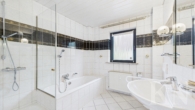Badezimmer Erdgeschoss - Charmantes Zweifamilienhaus mit Ausbaureserve in Riegelsberg
