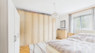 Schlafzimmer Obergeschoss mit Zugang zum Balkon - Charmantes Zweifamilienhaus mit Ausbaureserve in Riegelsberg