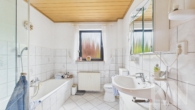 Badezimmer Obergeschoss - Charmantes Zweifamilienhaus mit Ausbaureserve in Riegelsberg