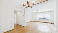 Esszimmer mit Blick in den Flur und das Wohnzimmer Erdgeschoss - Charmantes Zweifamilienhaus mit Ausbaureserve in Riegelsberg