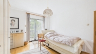 Schlafzimmer Obergeschoss mit Zugang zum Balkon - Charmantes Zweifamilienhaus mit Ausbaureserve in Riegelsberg