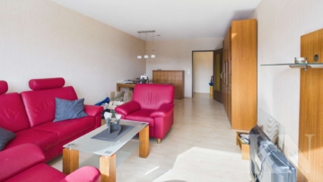 Wohnzimmer - Wohnen mit Weitblick – großzügige 2-Zimmer-Wohnung mit Balkon in Saarbrücken!