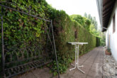 Durchgang Terrasse - Gepflegtes Wohn – und Geschäftshaus mit traumhafter Außenanlage