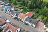 Drohnenaufnahme - Gepflegtes Wohn – und Geschäftshaus mit traumhafter Außenanlage