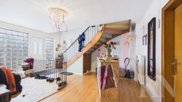 Eingang Wohnung - Zentrale Gewerbeimmobilie mit Wohnbereich – Sichtbarkeit und Potenzial in Heusweiler