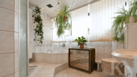Badezimmer Obergeschoss - Zweifamilienhaus mit PV-Anlage & Finanzierungsvorteil – vielseitiges Wohnen in Schaffhausen/Wadgassen!