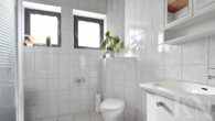 Badezimmer Erdgeschoss - Zweifamilienhaus mit PV-Anlage & Finanzierungsvorteil – vielseitiges Wohnen in Schaffhausen/Wadgassen!