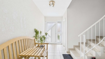 Eingangsbereich EG - Zweifamilienhaus mit sofortigen Einnahmen und freier Wohnung in Top-Lage!