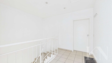 Treppenhaus OG - Zweifamilienhaus mit sofortigen Einnahmen und freier Wohnung in Top-Lage!