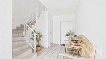 Eingangsbereich EG - Zweifamilienhaus mit sofortigen Einnahmen und freier Wohnung in Top-Lage!