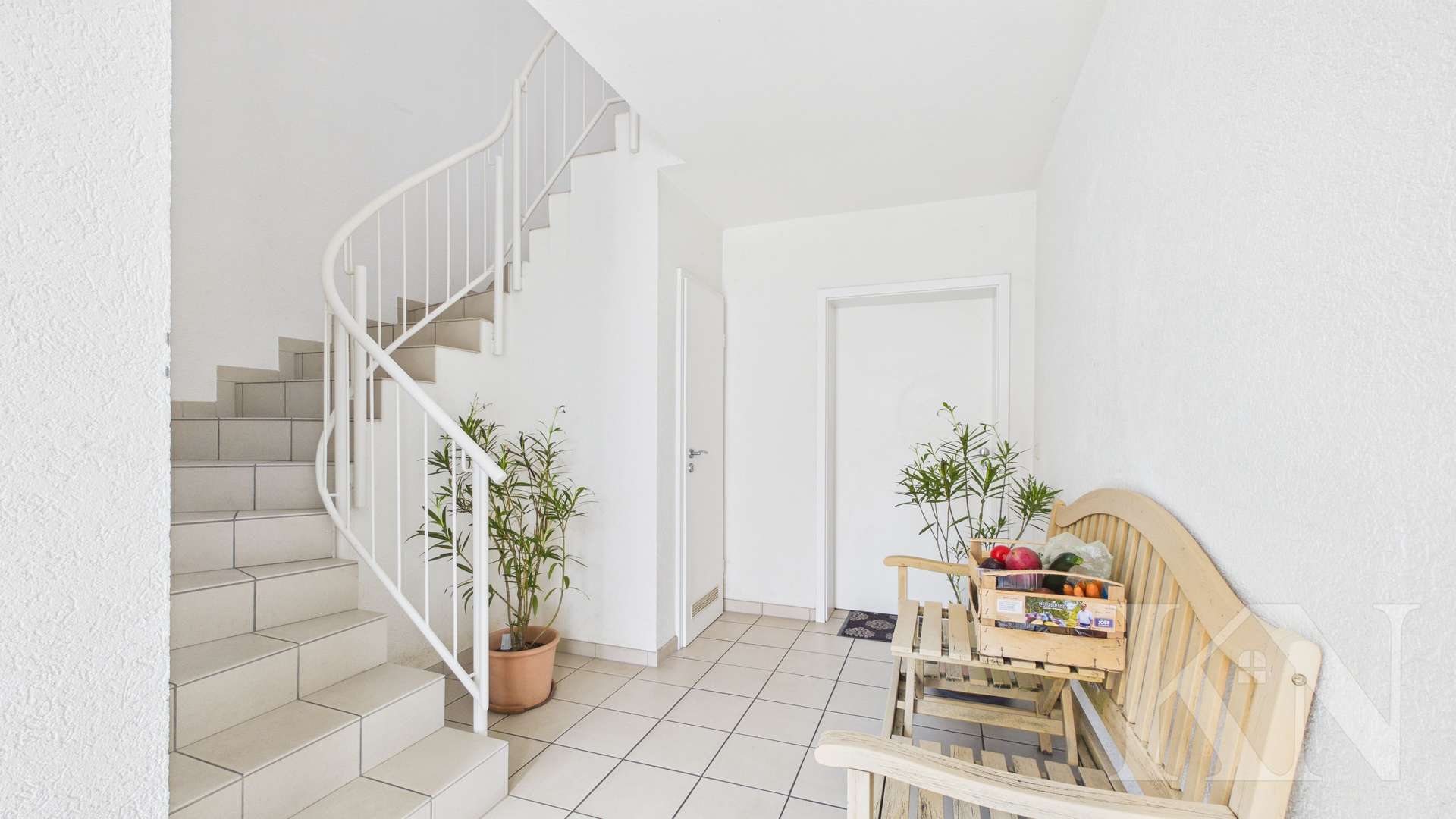 Eingangsbereich EG - Zweifamilienhaus mit sofortigen Einnahmen und freier Wohnung in Top-Lage!