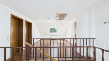 Zugang Obergeschoss - Großzügige 4-Zimmer-Maisonette mit Loggia, Balkon und Stellplatz in Riegelsberg