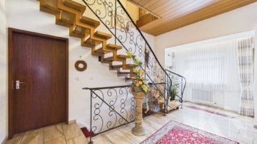 Treppen - Doppelhaushälfte mit großzügigem Flächenangebot in Saarwellingen