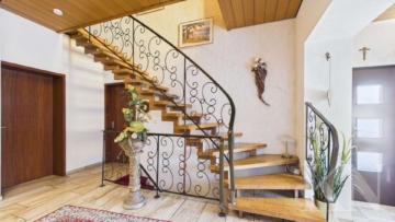 Treppen - Doppelhaushälfte mit großzügigem Flächenangebot in Saarwellingen