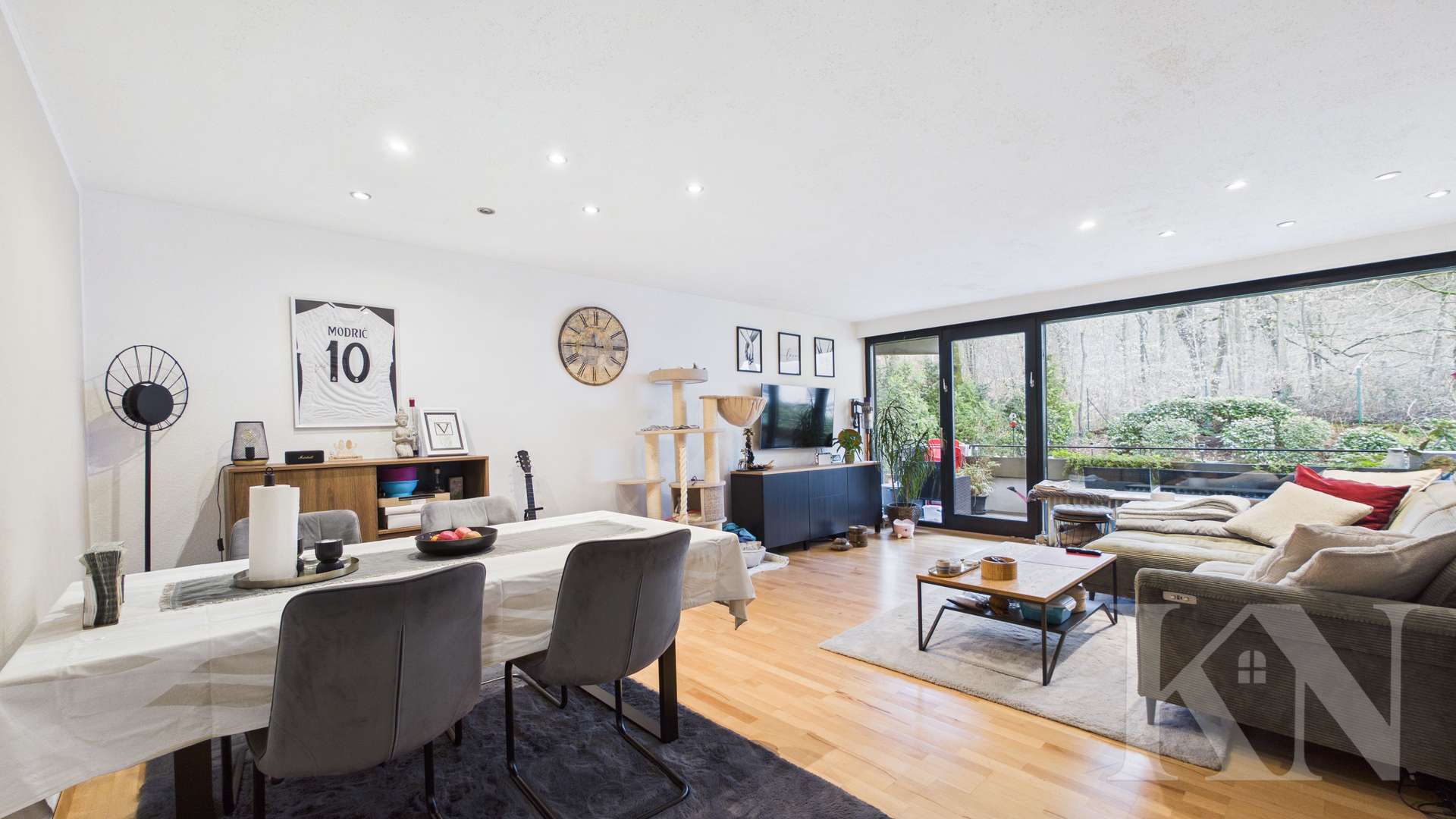 Wohn,-Esszimmer - Top-Lage: Erdgeschosswohnung mit Balkon, TG-Stellplatz & Wellnessbereich in Saarbrücken-Rotenbühl